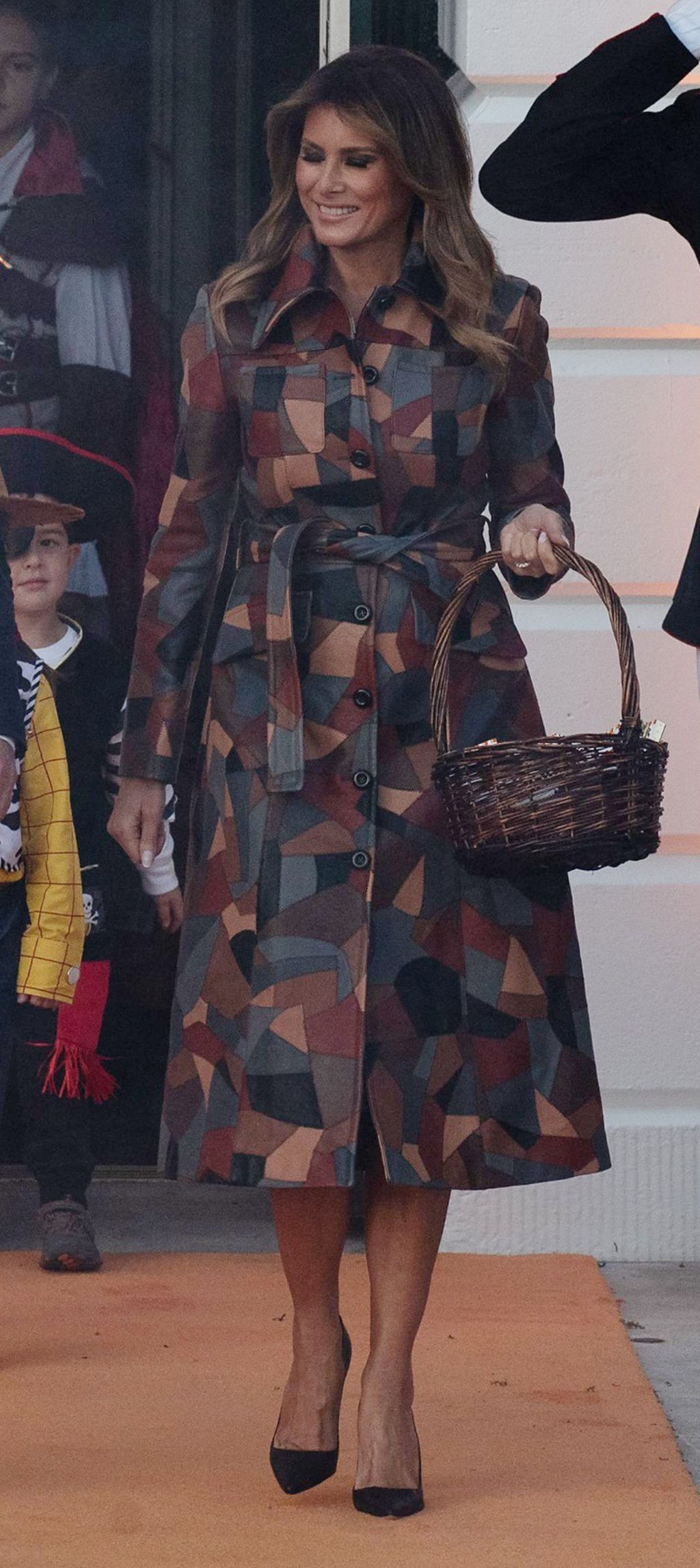 Melania Trump u kožnatom kaputu s patchwork uzorkom - 1