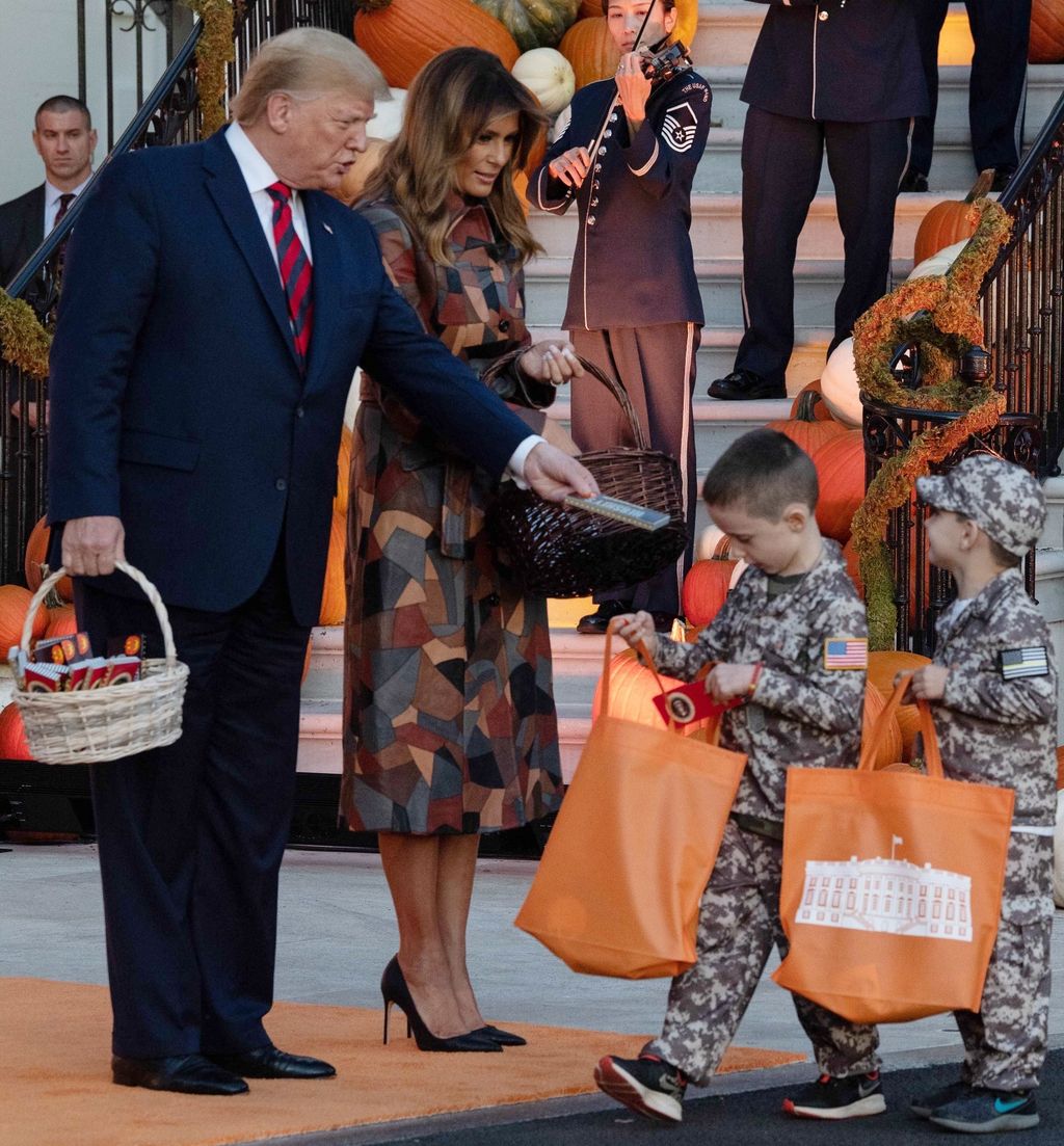 Melania Trump u kožnatom kaputu s patchwork uzorkom - 2