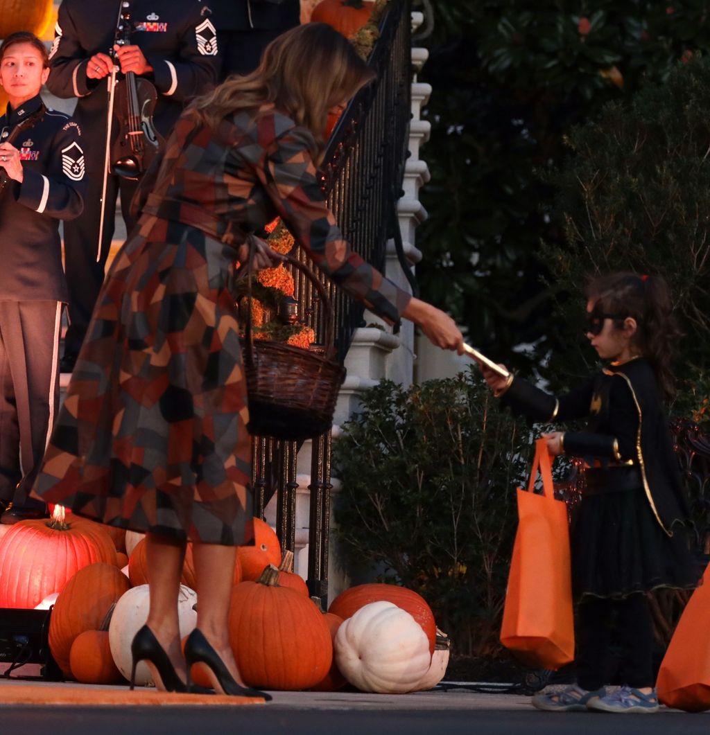 Melania Trump u kožnatom kaputu s patchwork uzorkom i crnim salonkama