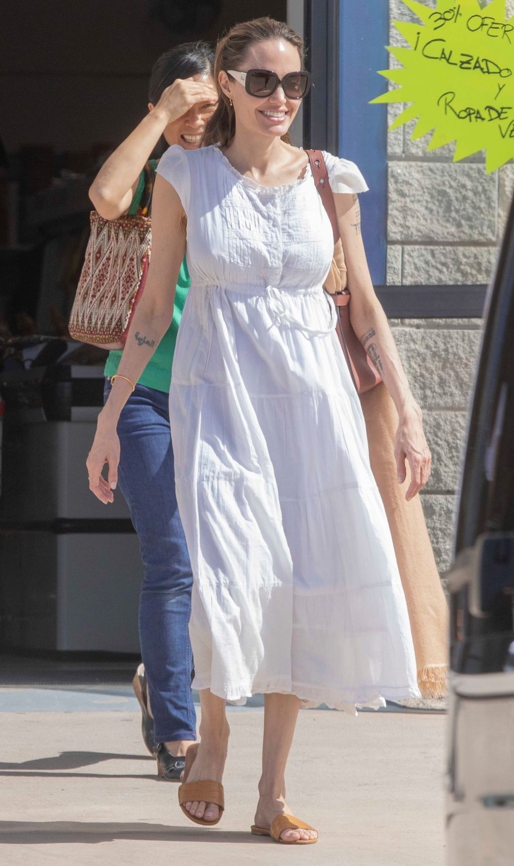 Angelina Jolie u bijeloj ljetnoj haljini - 7