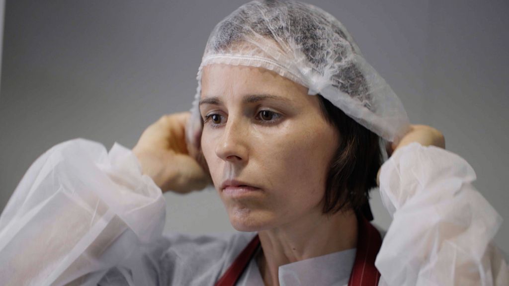 Maja Fertalić u proizvodnji svojih snack pločica