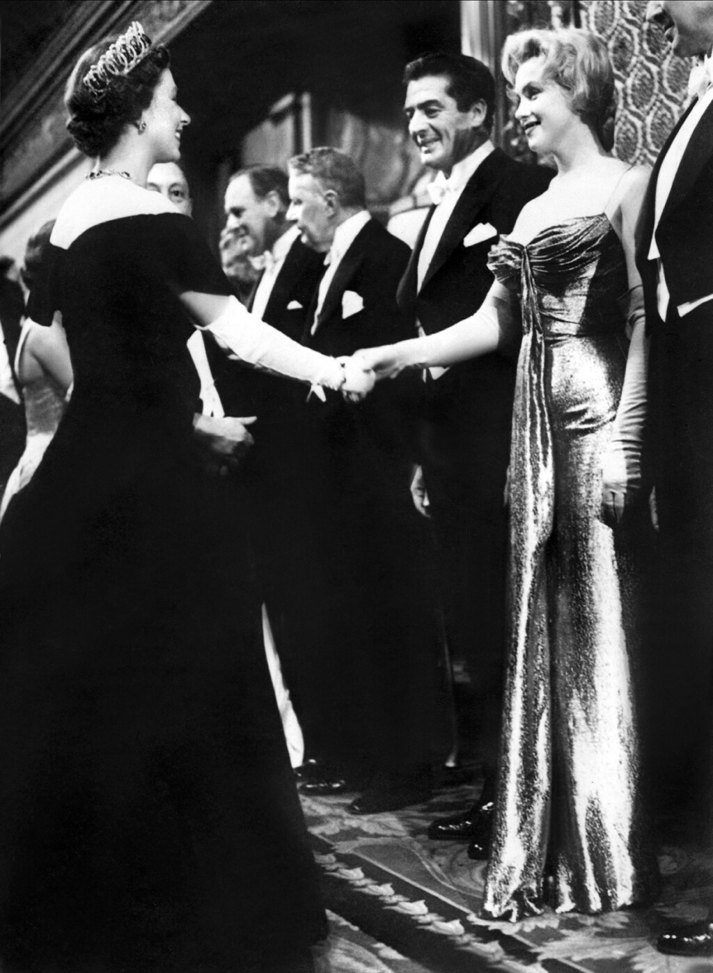 Marilyn Monroe prekršila je kraljevska pravila i nosila pripijenu zlatnu haljnu dubokog dekoltea