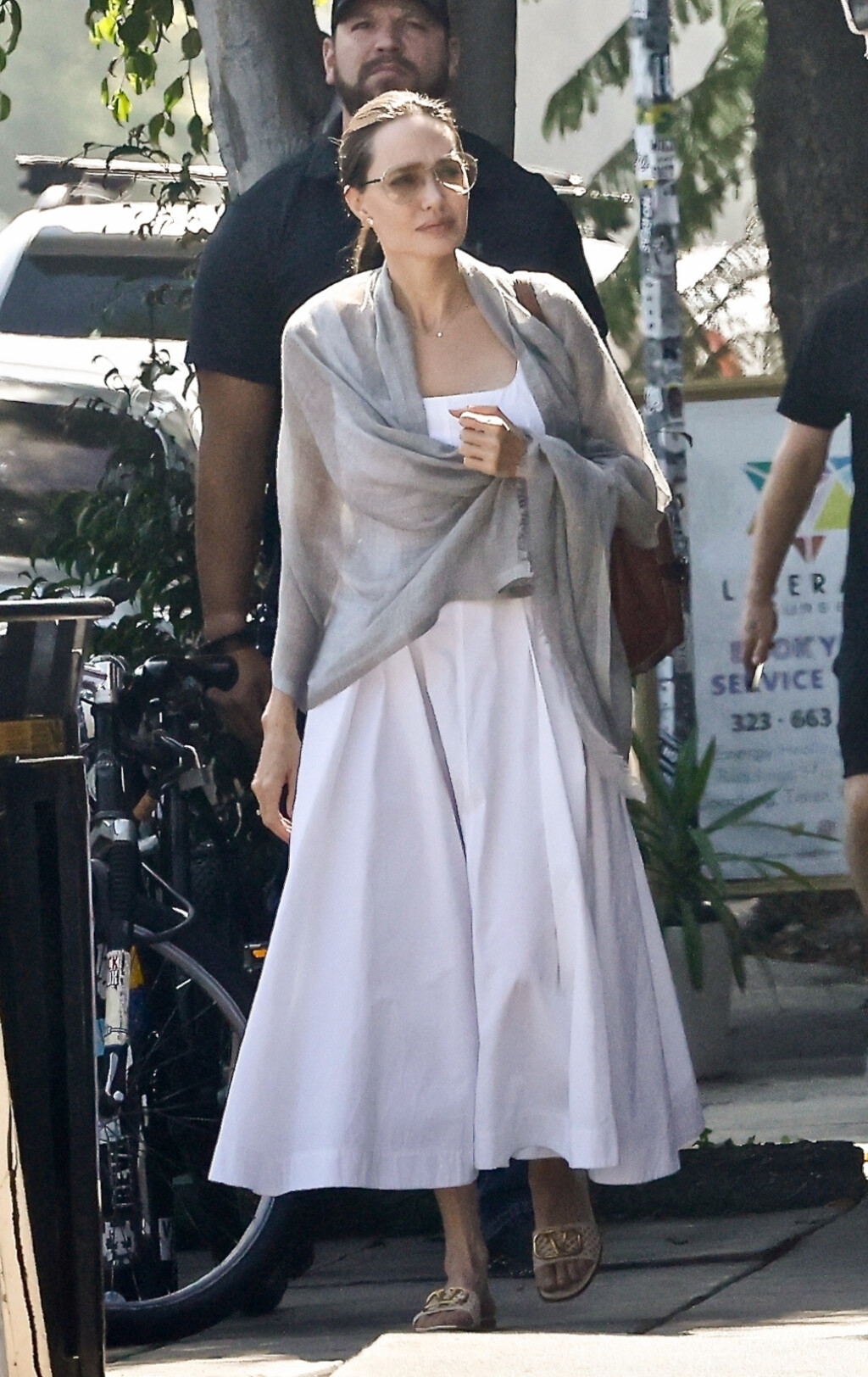 Angelina Jolie u bijeloj maksi haljini i omiljenim natikačama modne kuće Valentino - 4