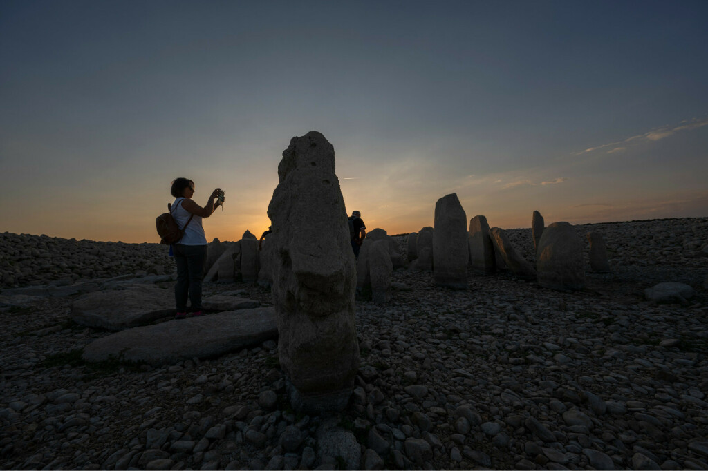 Izranjanje monolitskog kamenja iz vode privuklo je arheologe, ali i brojne turiste