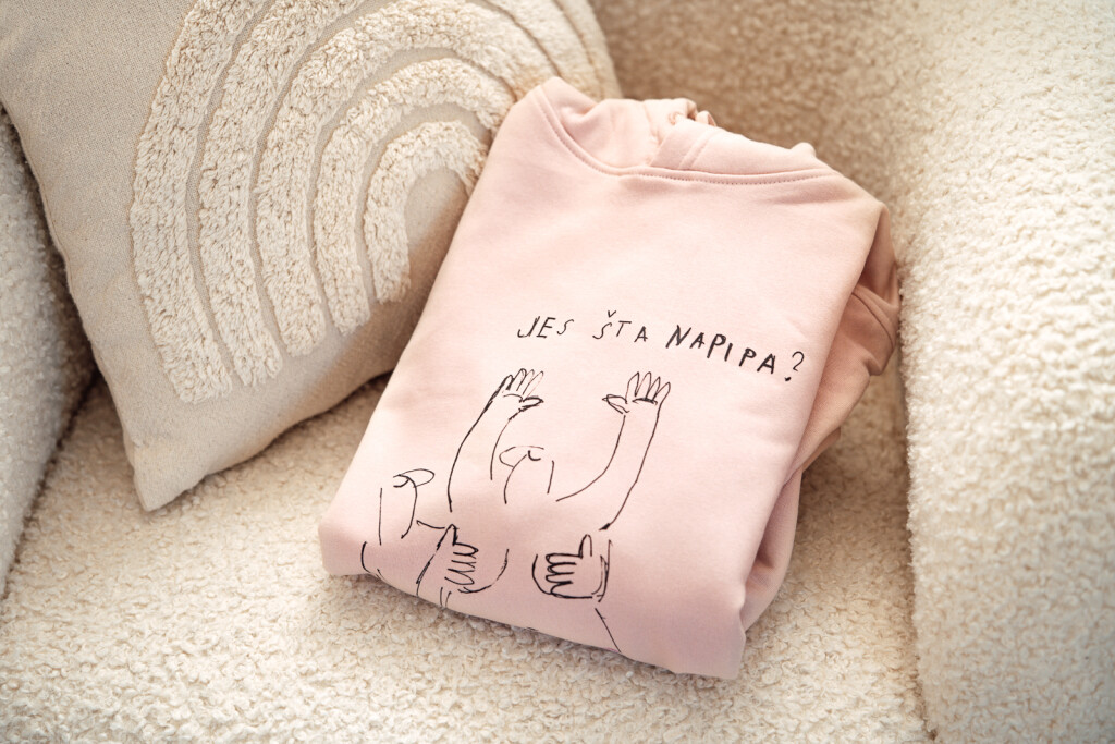 Kupnjom majice s ilustracijom Tisje Kljaković Braić pomažete Udruzi Nismo same