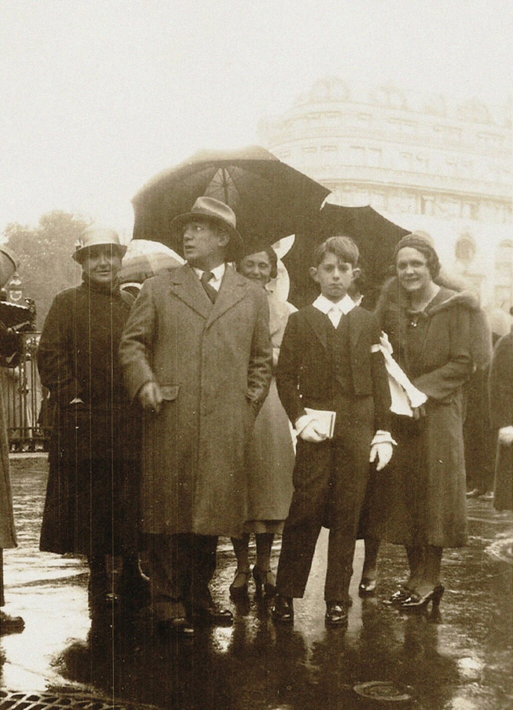 Picasso u Parizu sa suprugom Olgom Khokhlovom, sinom Paulom i prijateljicom Gertrude Stein