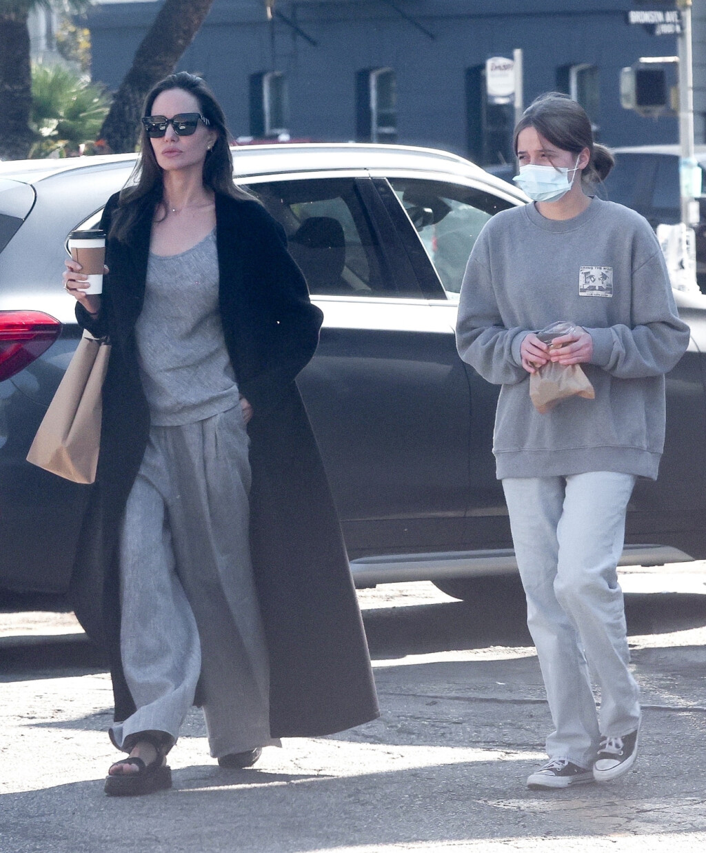 Angelina Jolie u dugom kaputu i ljetnim sandalama - 6