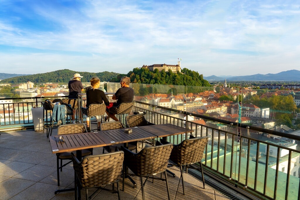 Pogled na Ljubljanski dvorac s terase kafića