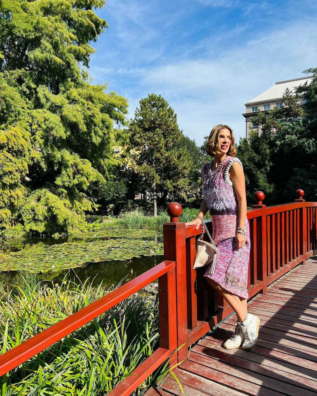 Bojana Gregorić Vejzović u pletenoj haljini i bijelim tenisicama brenda Golden Goose - 3