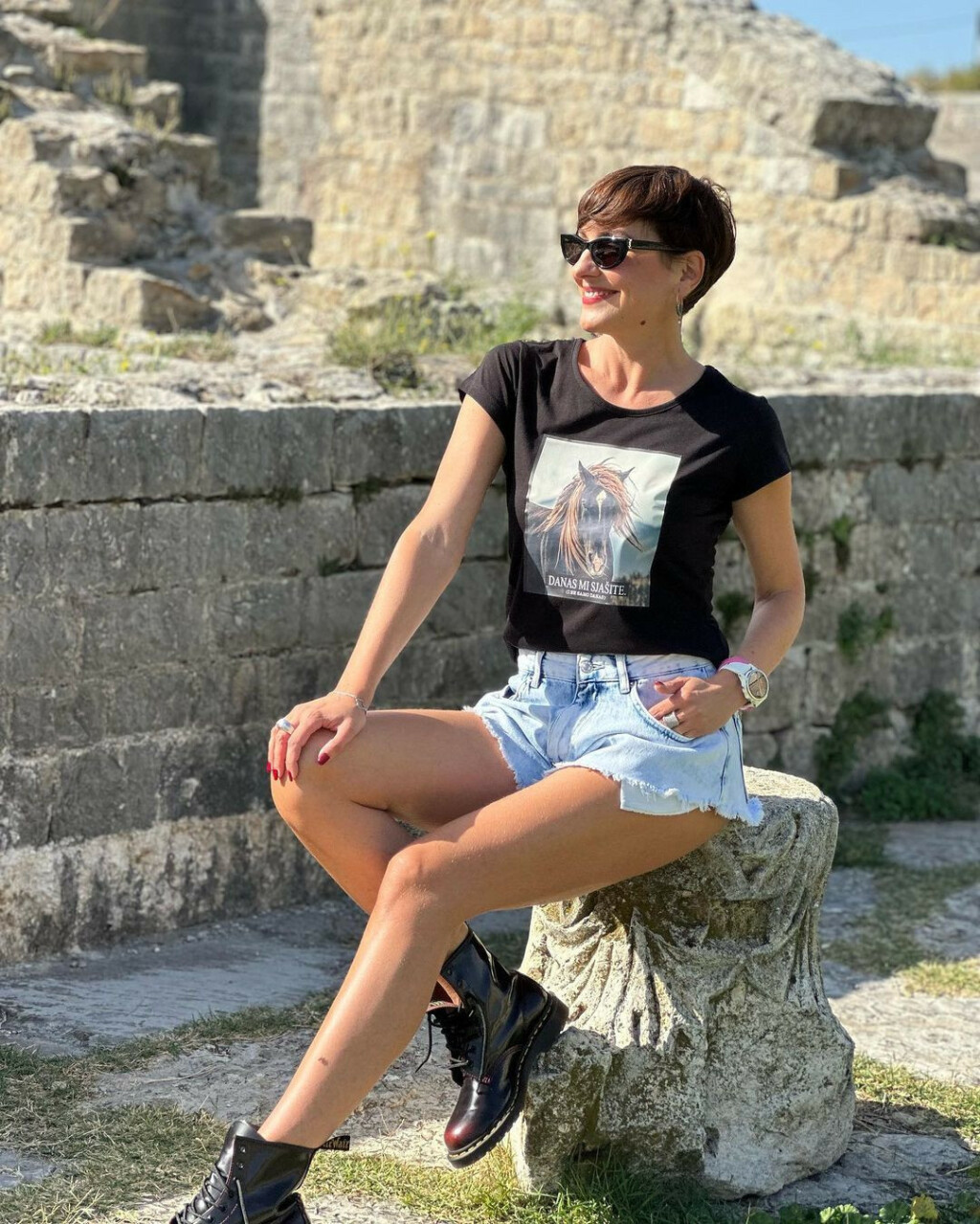 Irena Pecotić nosi majicu s duhovitim natpisom domaćeg brenda Majice by NataK