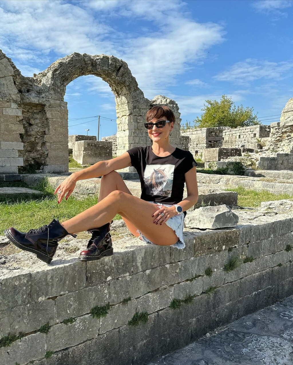 Irena Pecotić u čizmama Dr. Martens i kratkim traper hlačicama - 2