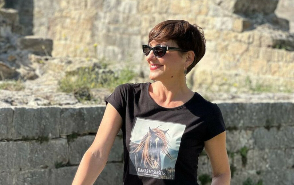 Irena Pecotić u čizmama Dr. Martens i kratkim traper hlačicama - 6