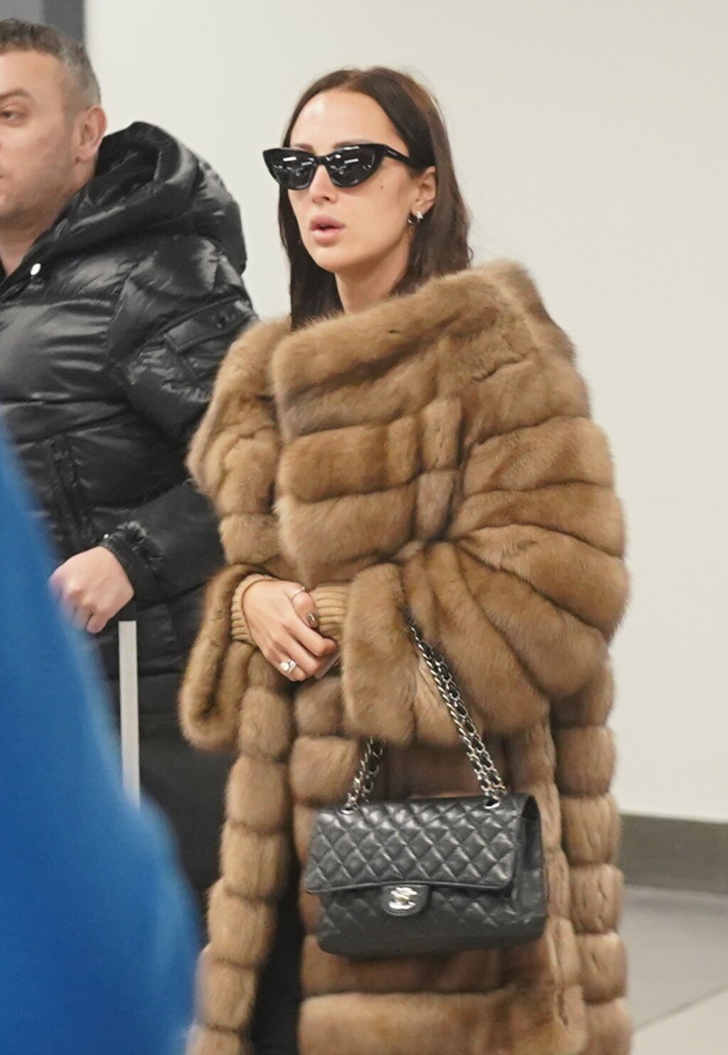 Aleksandra Prijović s klasičnom Chanelovom torbom, modelom 11.12
