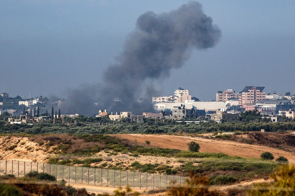 Ljudi pretražuju ruševine uništene zgrade nakon izraelskog bombardiranja u Rafi na jugu pojasa Gaze