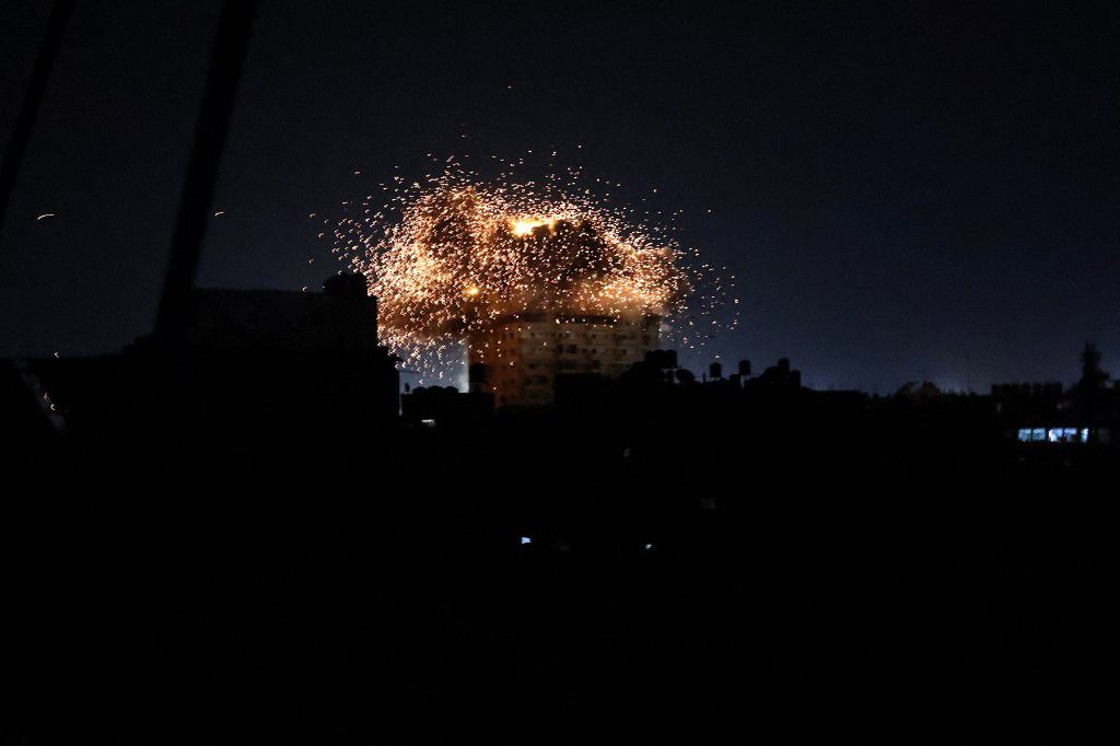 Ljudi pretražuju ruševine uništene zgrade nakon izraelskog bombardiranja u Rafi na jugu pojasa Gaze