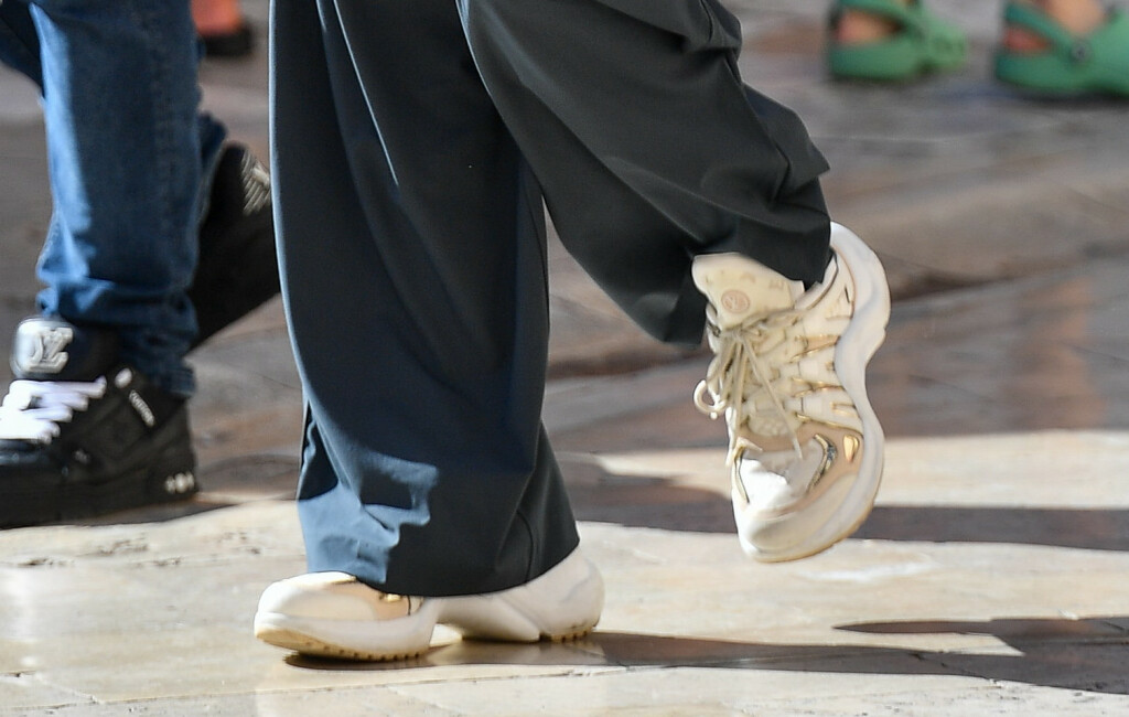 Street stylerica iz Dubrovnika nosi robusniji model bijelih tenisica sa zlatnim detaljima