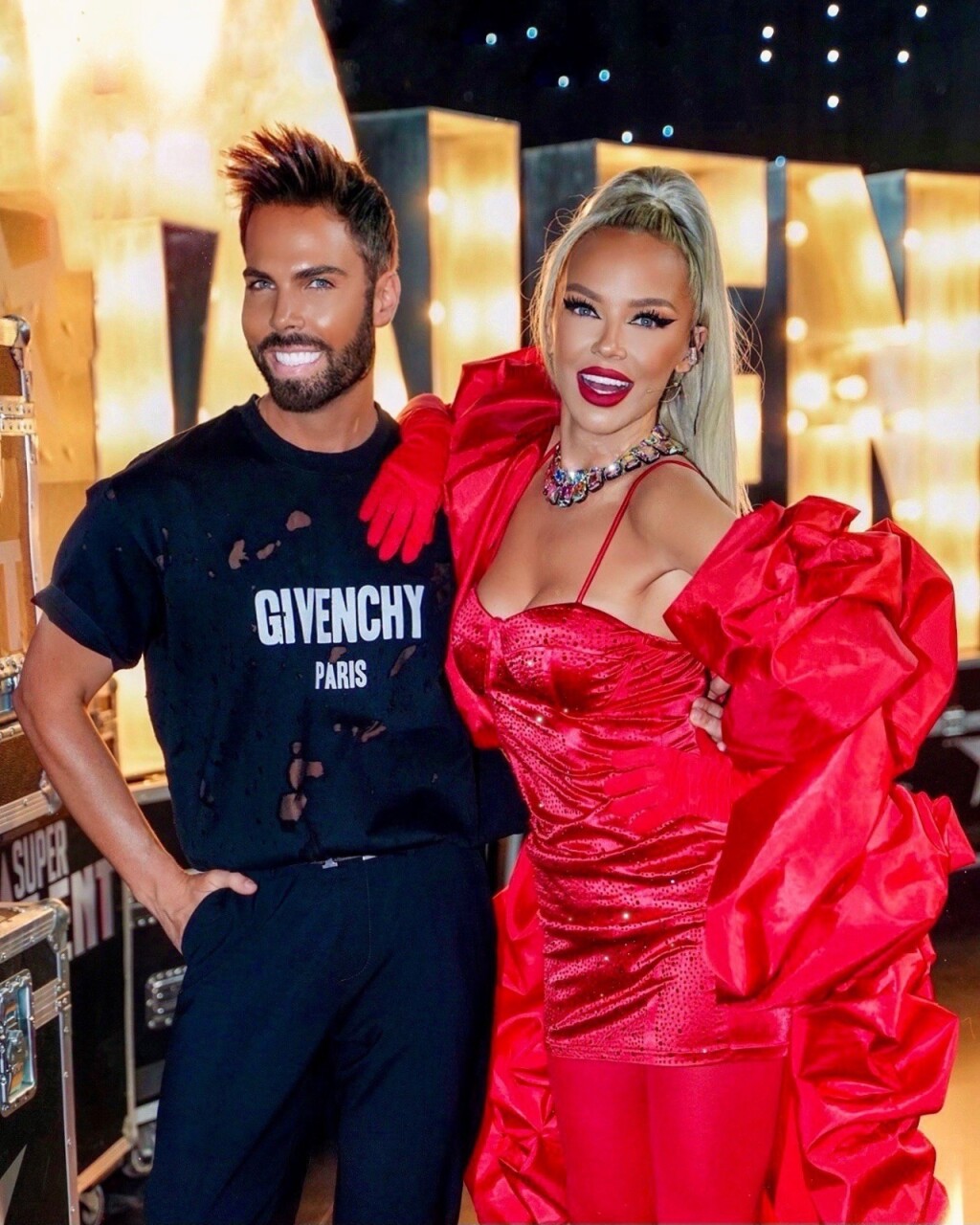 Maja Šuput u crvenom izdanju s plaštem - 5