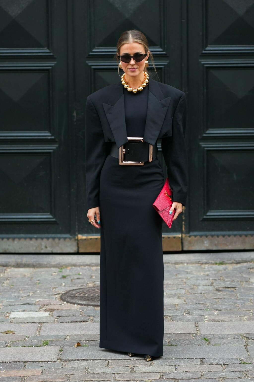 Crna haljina u street style izdanju