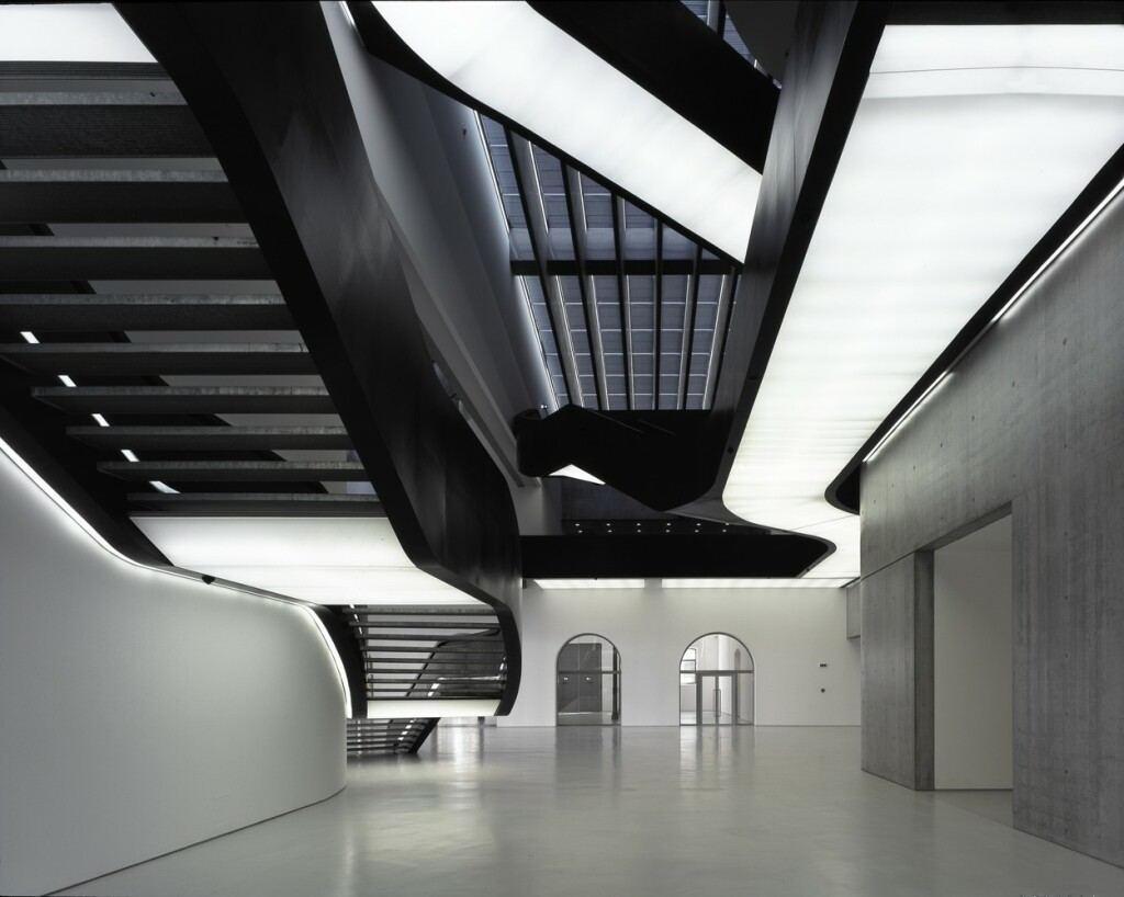 Zakrivljene linije dominiraju unutrašnjošću Muzeja suvremene umjetnosti Maxxi u Rimu