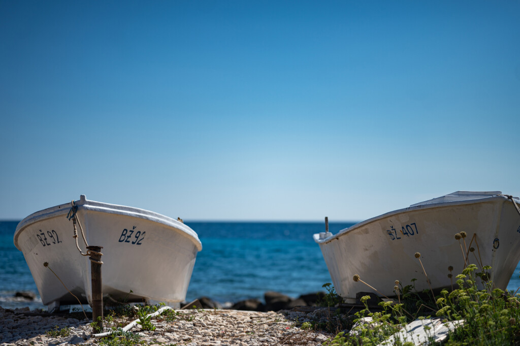 Plaže, uvale, klifovi, špilje, znamenitosti i zanimljivosti