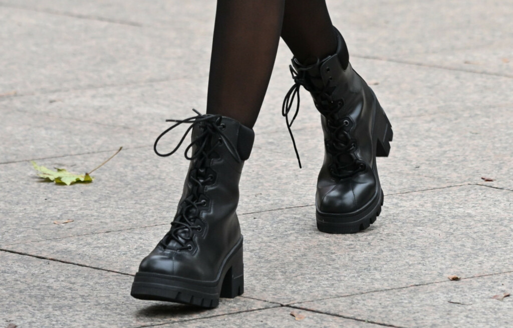 Zagrebačka street stylerica nosi čizme na vezanje s debljim potplatom i petom
