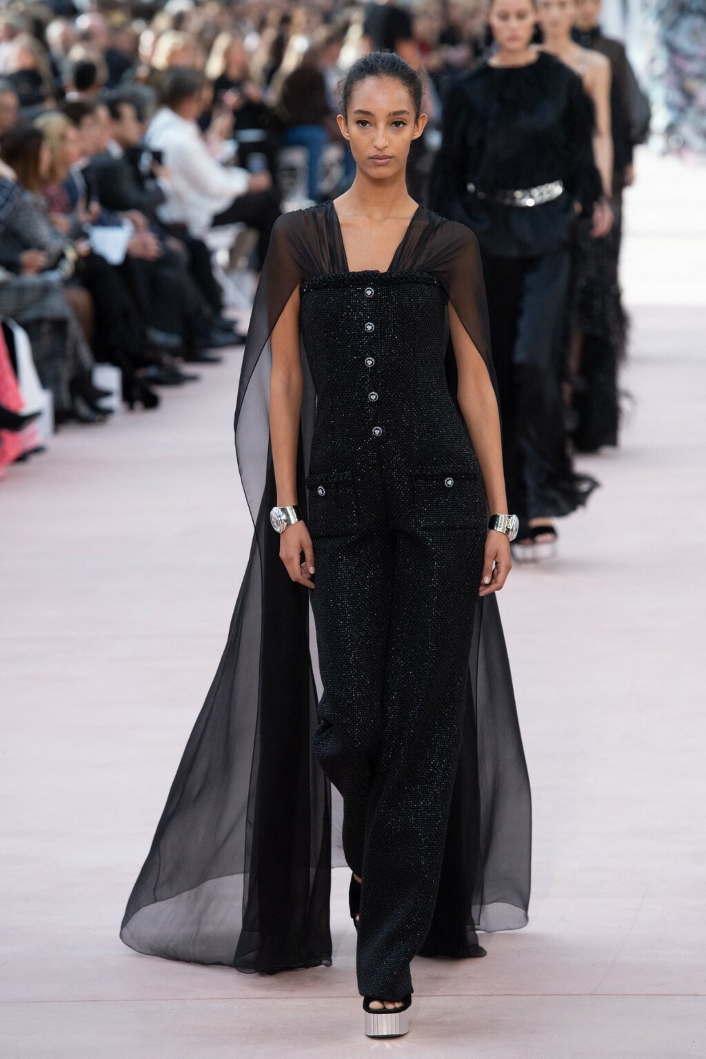 Kombinezon iz nove Chanelove kolekcije koji je Riley Keough nosila tijekom nastupa na reviji