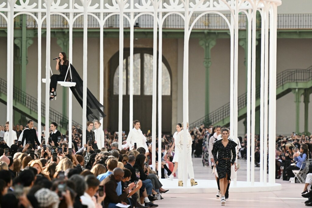 Riley Keough u krletki na Chanelovoj reviji