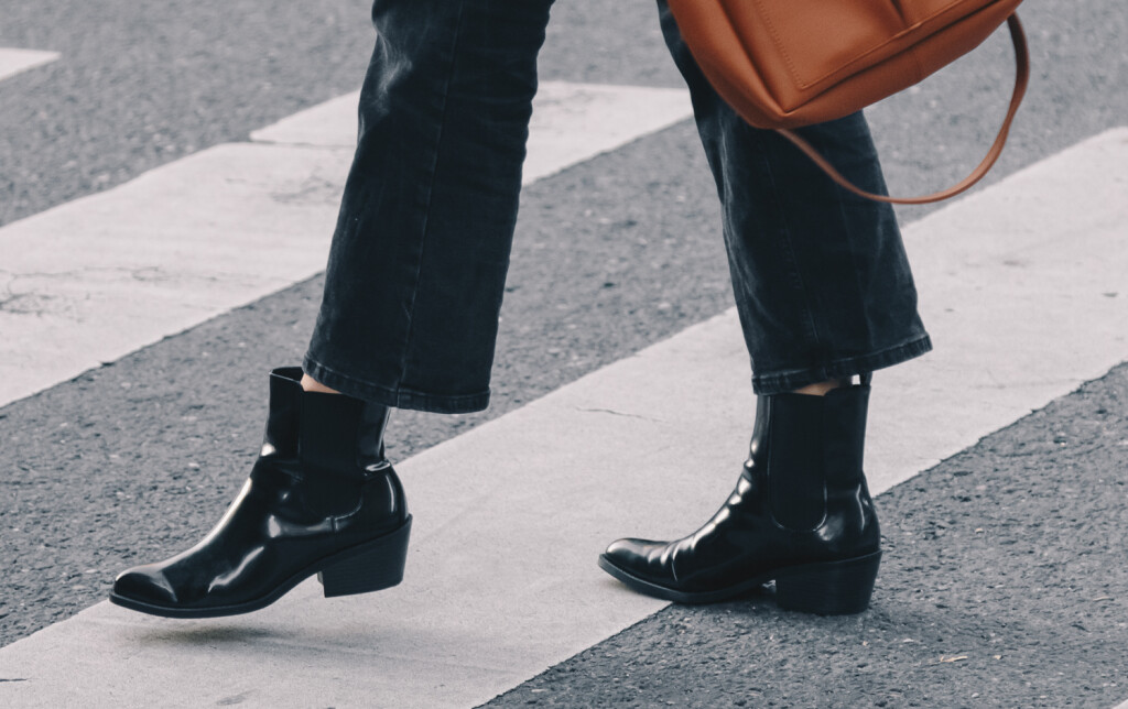 Žena u crnim gležnjačama