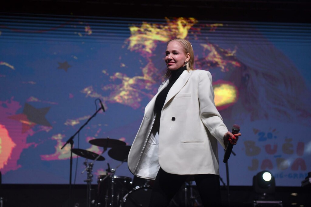 Jelena Rozga u Miu Miu čizmama na Bučijadi - 3