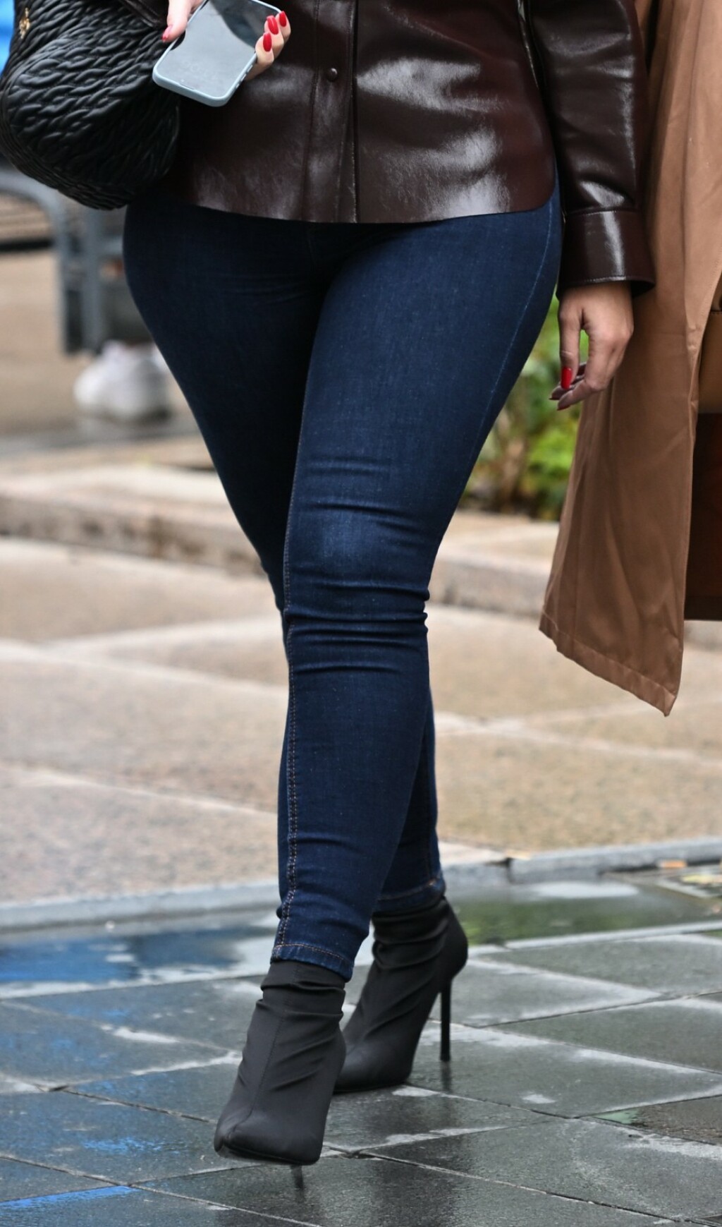 Ulična moda brineta u skinny trapericama u Zagrebu - 2