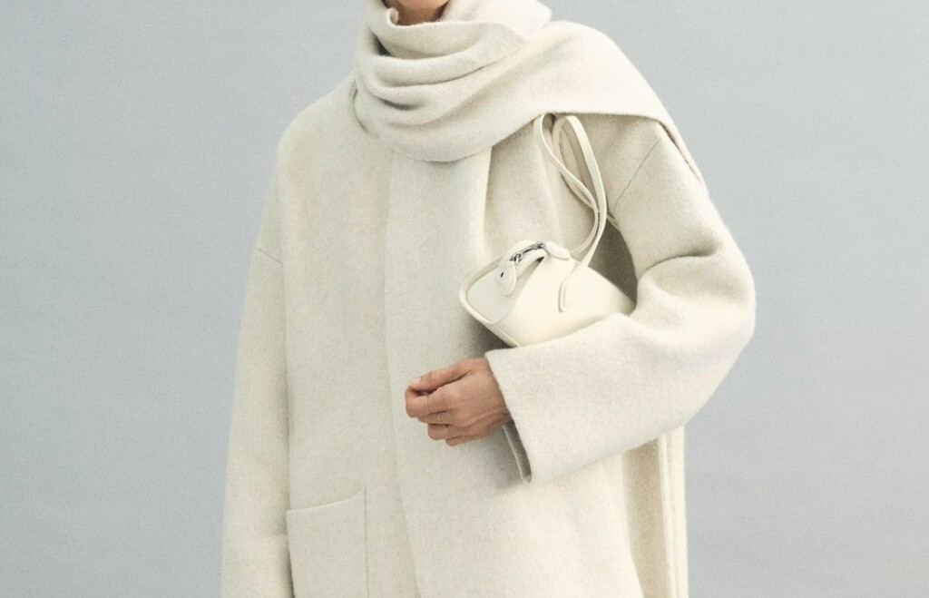 Kaput iz Manga posebno je šik zbog pletenog šala