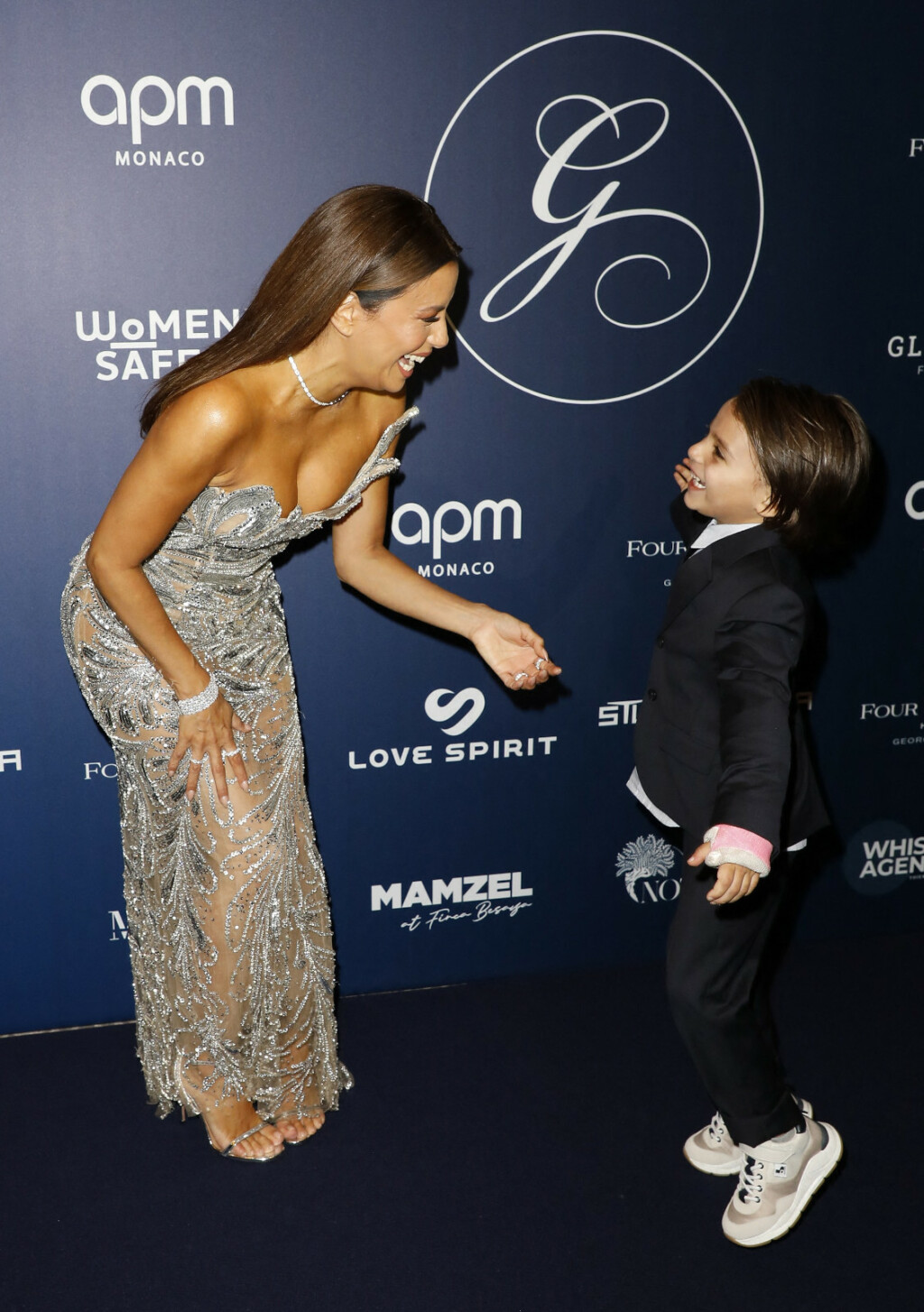 Eva Longoria Baston sa sinom Santiagom na događanju Global Gift Gala u Parizu