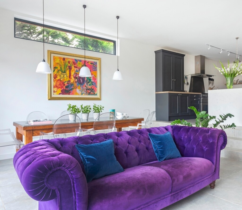 Kauč koji nije postavljen uz zid stvara dojam slobode u prostiru