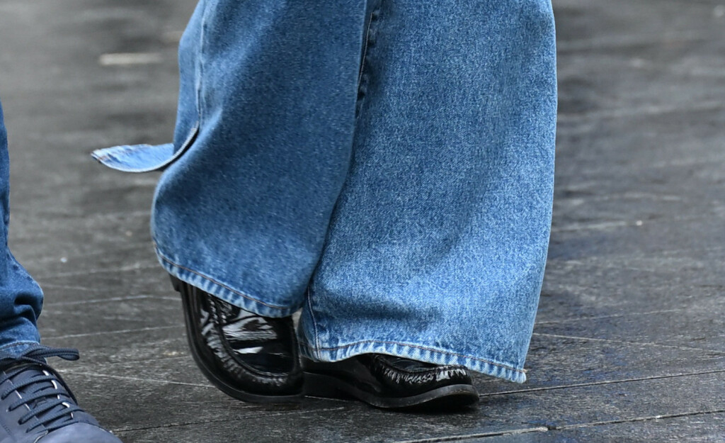 Zagrebačka street stylerica uz široke traperice nosi crne mokasine