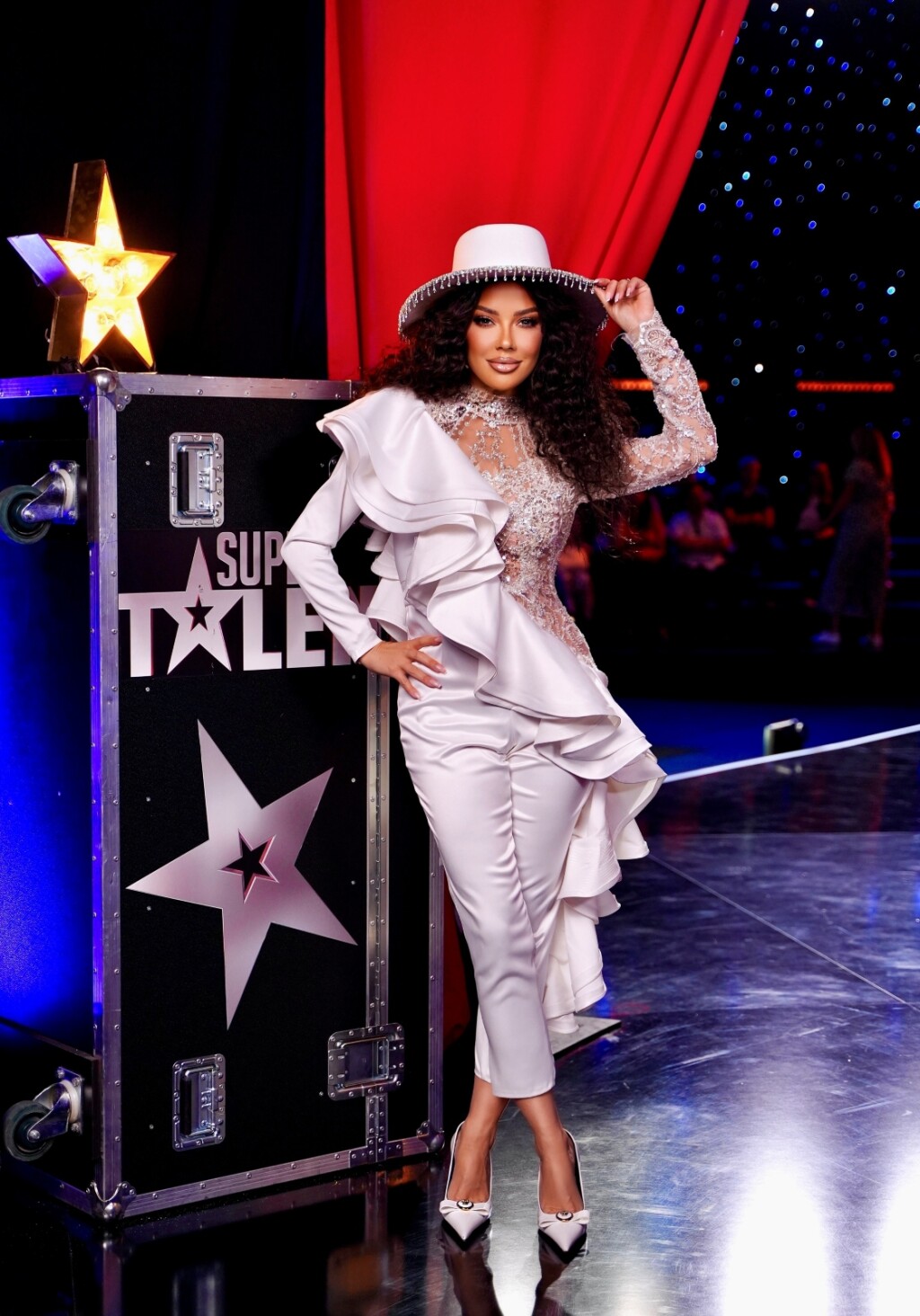 Maja Šuput kao brineta u bijelom kombinezonu