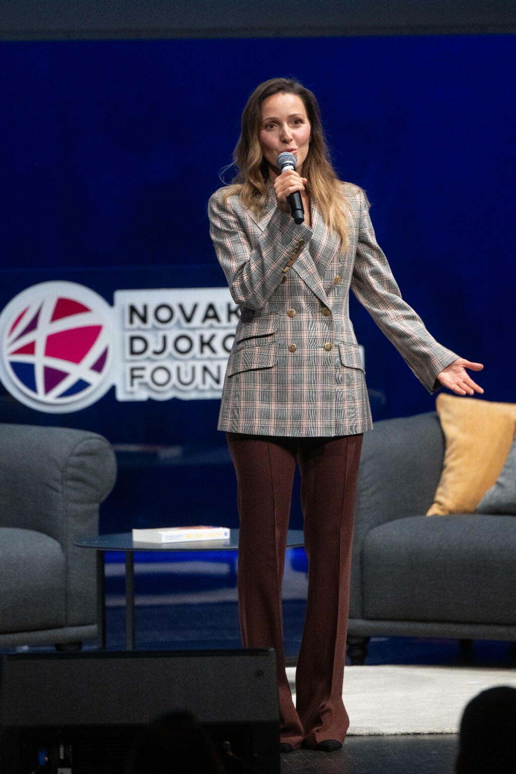 Jelena Đoković u kariranom sakou i smeđim hlačama