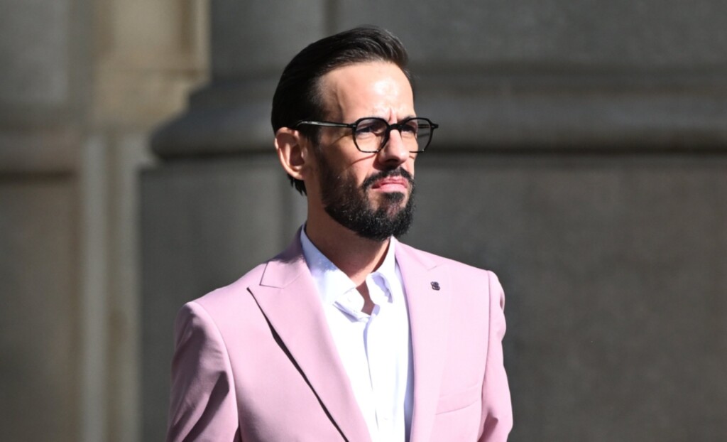 Muški street style u ružičastom sakou