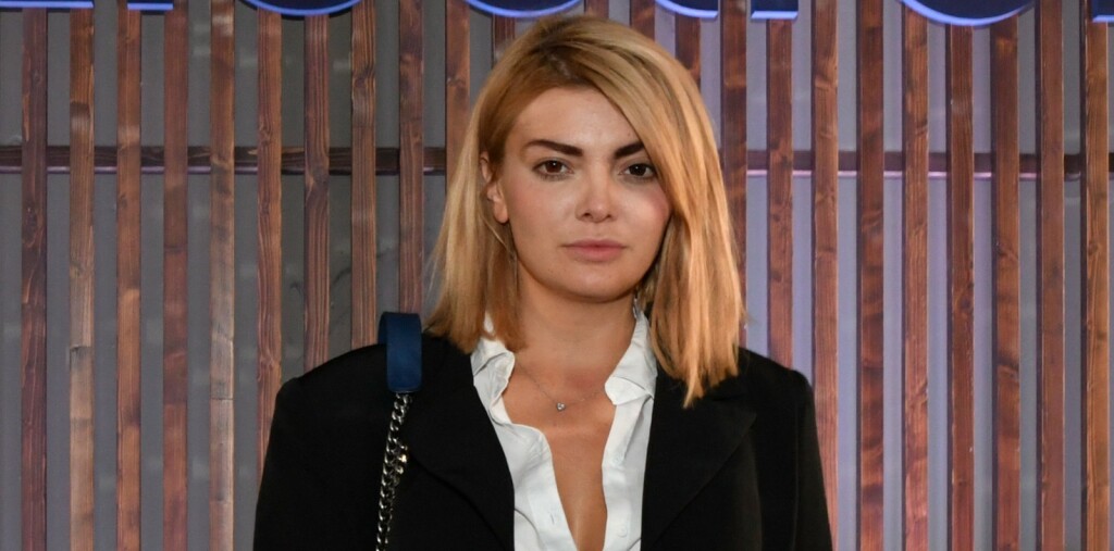 Ella Dvornik u New Balance tenisicama i odijelu - 4