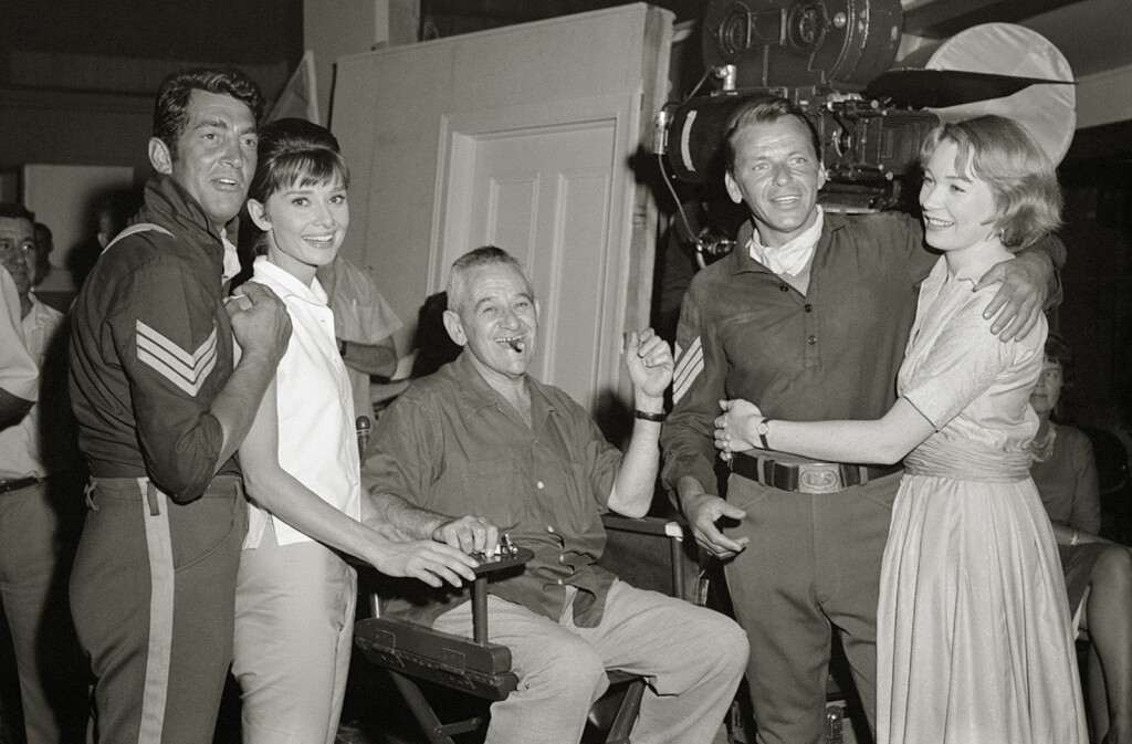 Dean Martin, Audrey Hepburn, redatelj William Wyler, Frank Sinatra i Shirley MacLaine na setu filma 'Glasna šaputanja' iz 1961. godine