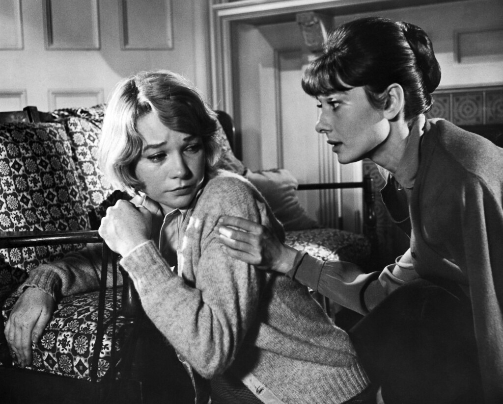 Shirley MacLaine i Audrey Hepburn u filmu 'Glasna šaputanja'