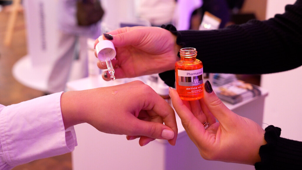 Pharmaceris W-Antiox Vit. C sastoji se od biološki aktivnog 15%-tnog vitamina C