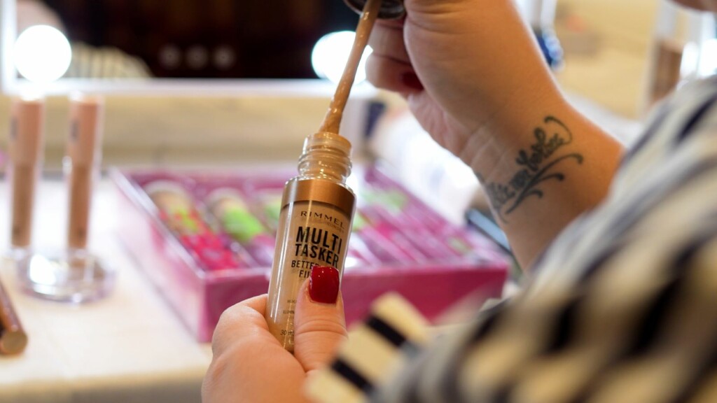 Korektor, puder, rumenilo i maskara su sve što vam treba za brzinski look