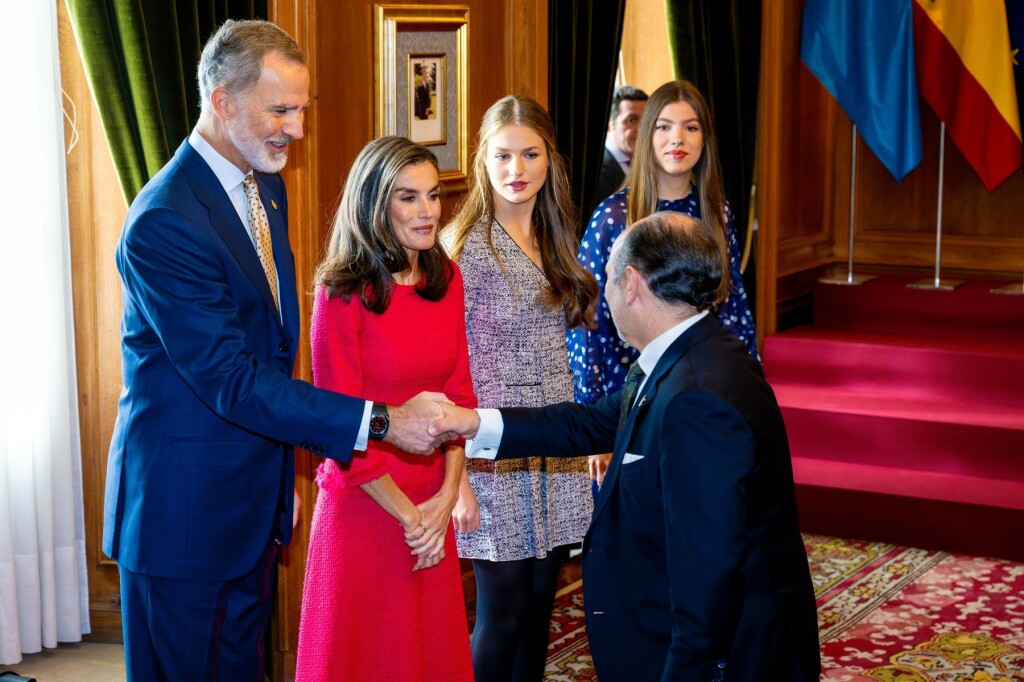 Kralj Felipe VI. i kraljica Letizia u društvu princeze Leonor i infante Sofije na primanju