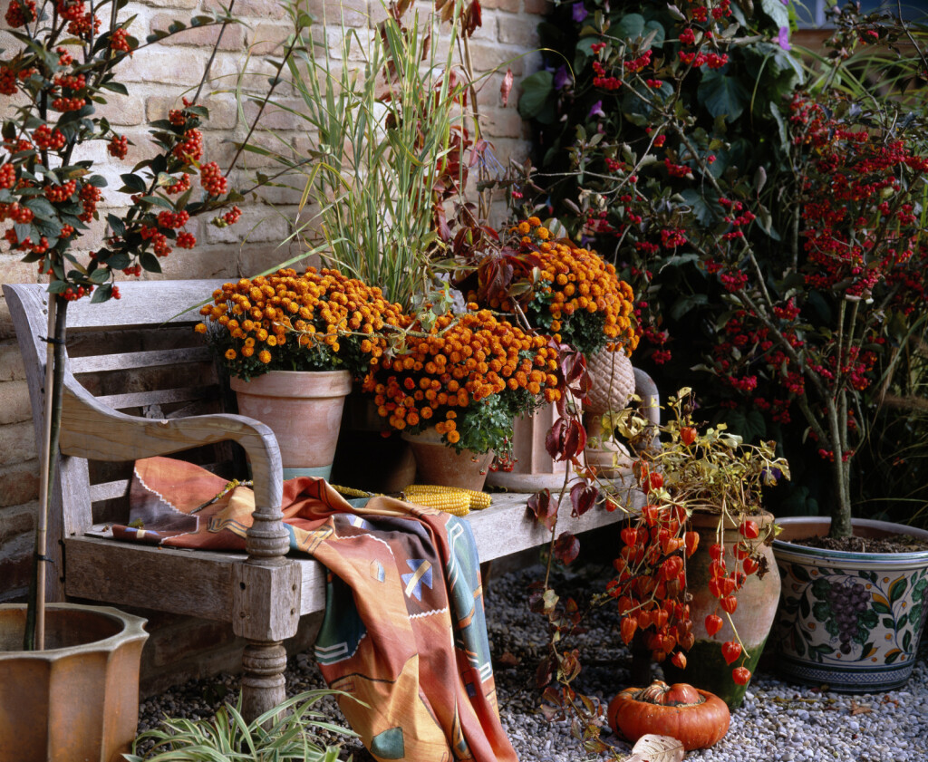 Za boravak na terasi ili u vrtu tijekom jesenskih dana trebat će vam, naravno, toplija odjeća i dekica