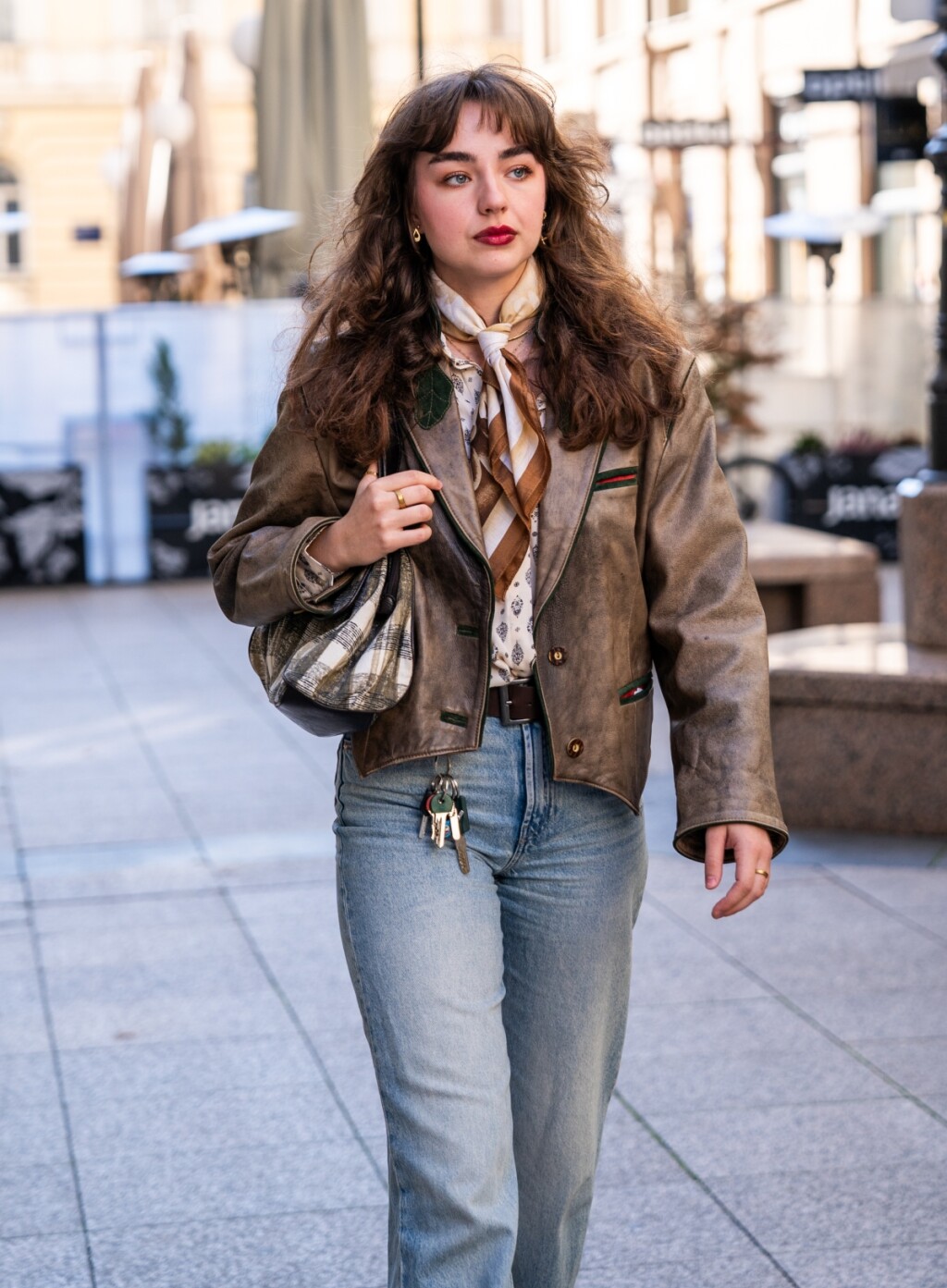 Ema nosi bakinu maramu i second hand outfit