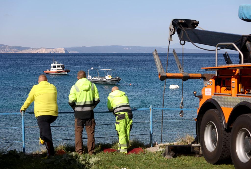 Iz mora izvučen automobil u kojem su četiri osobe poginule - 1