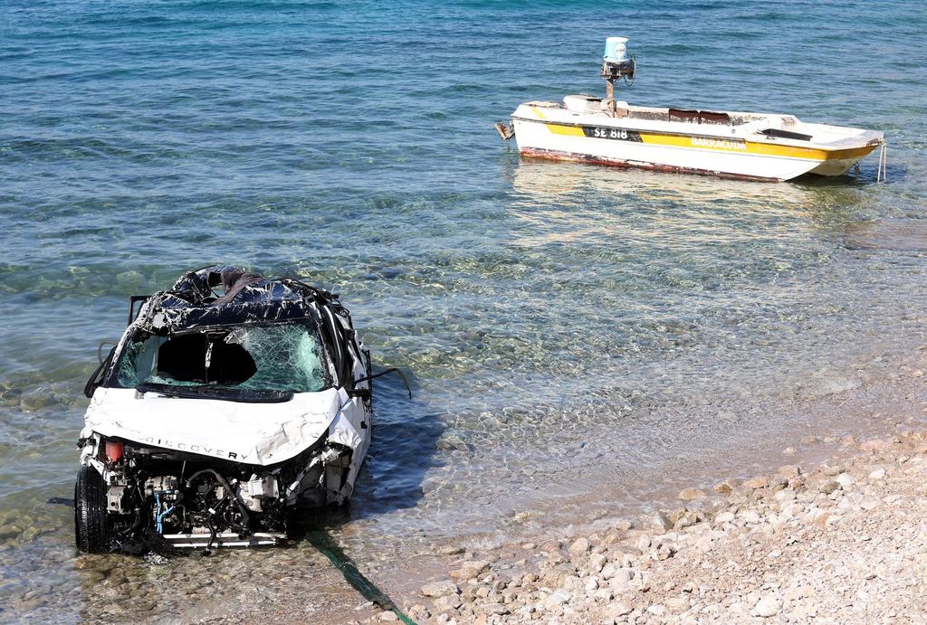 Izvlačenje automobila u kojem je poginulo četvero ljudi kod Senja