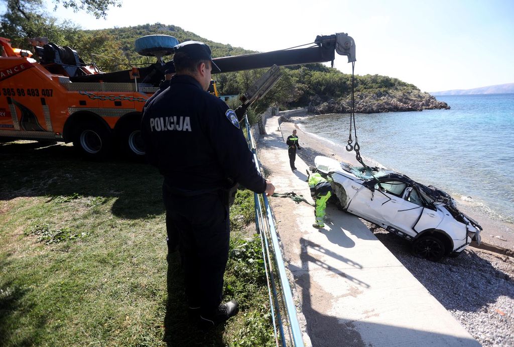 Izvlačenje automobila u kojem je poginulo četvero ljudi kod Senja