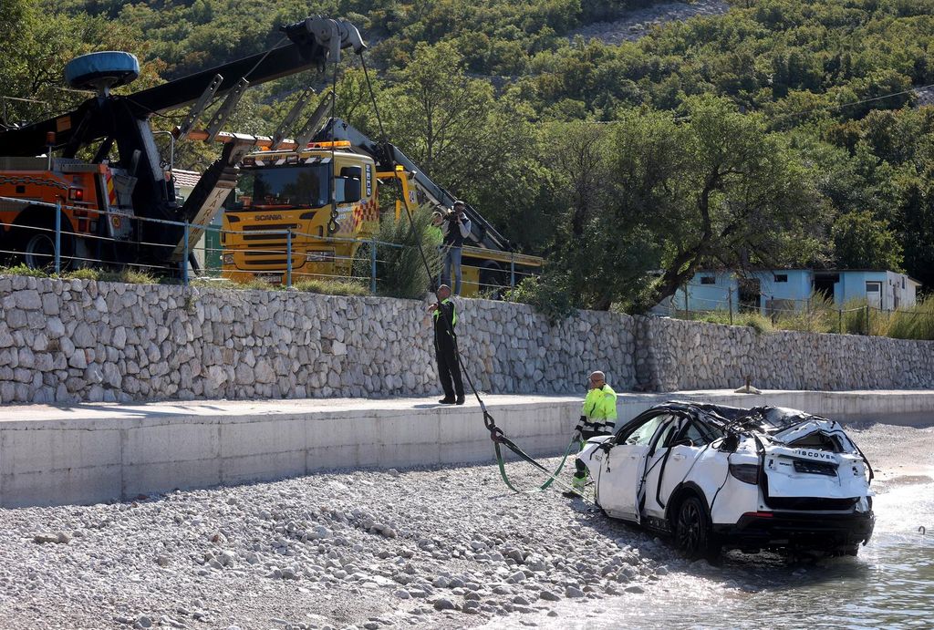 Izvlačenje automobila u kojem je poginulo četvero ljudi kod Senja