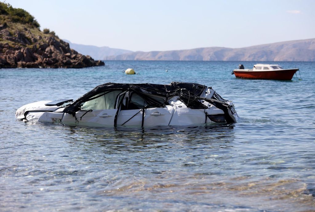 Izvlačenje automobila u kojem je poginulo četvero ljudi kod Senja